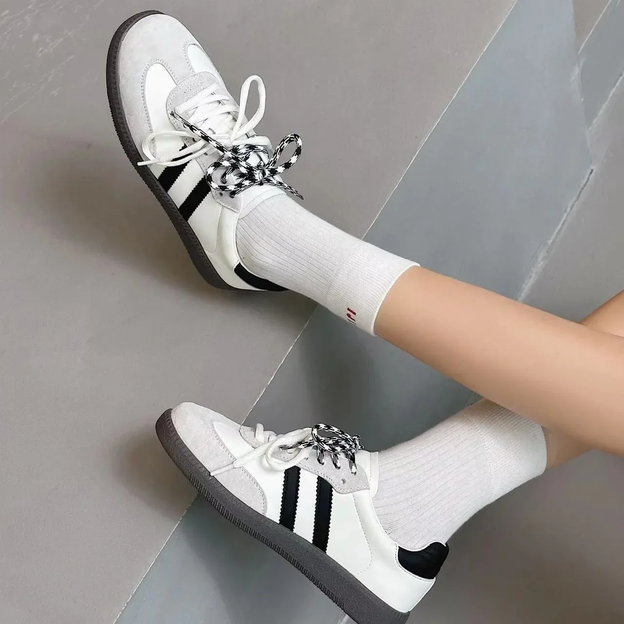 أحذية رياضية نسائية للتنس أحذية مسطحة للسيدات بألو...