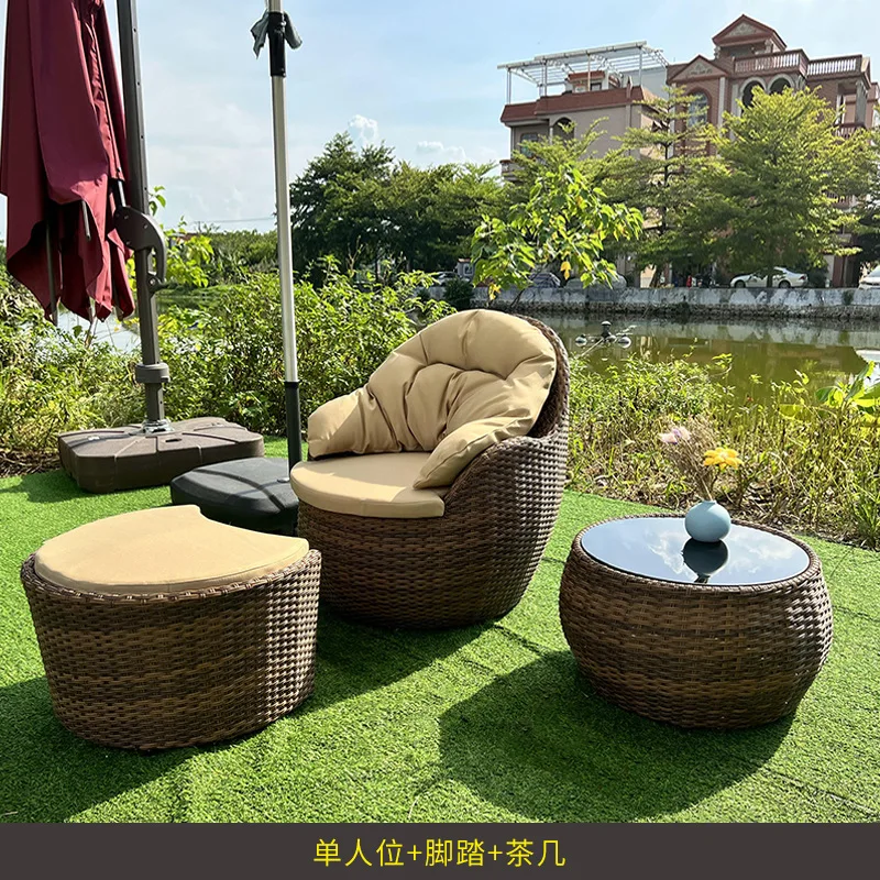 שולחנות וכיסאות רטן, סט שלוש כיסאות רטן, חצר גינה, ספה עצלה, שולחן קפה וכיסא