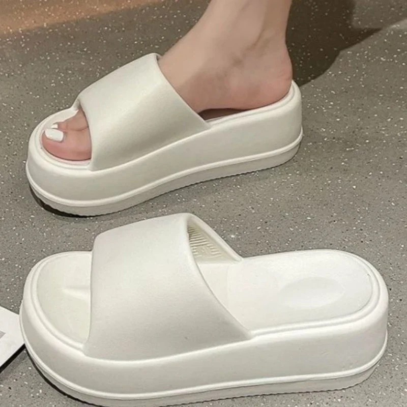 thumbnail image 1 of Zapatillas de verano de suela gruesa para mujer, cómodas, de suela suave, para el baño, para el hogar, antideslizantes, zapatillas de suela gruesa de una palabra para mujer, 1 of 5