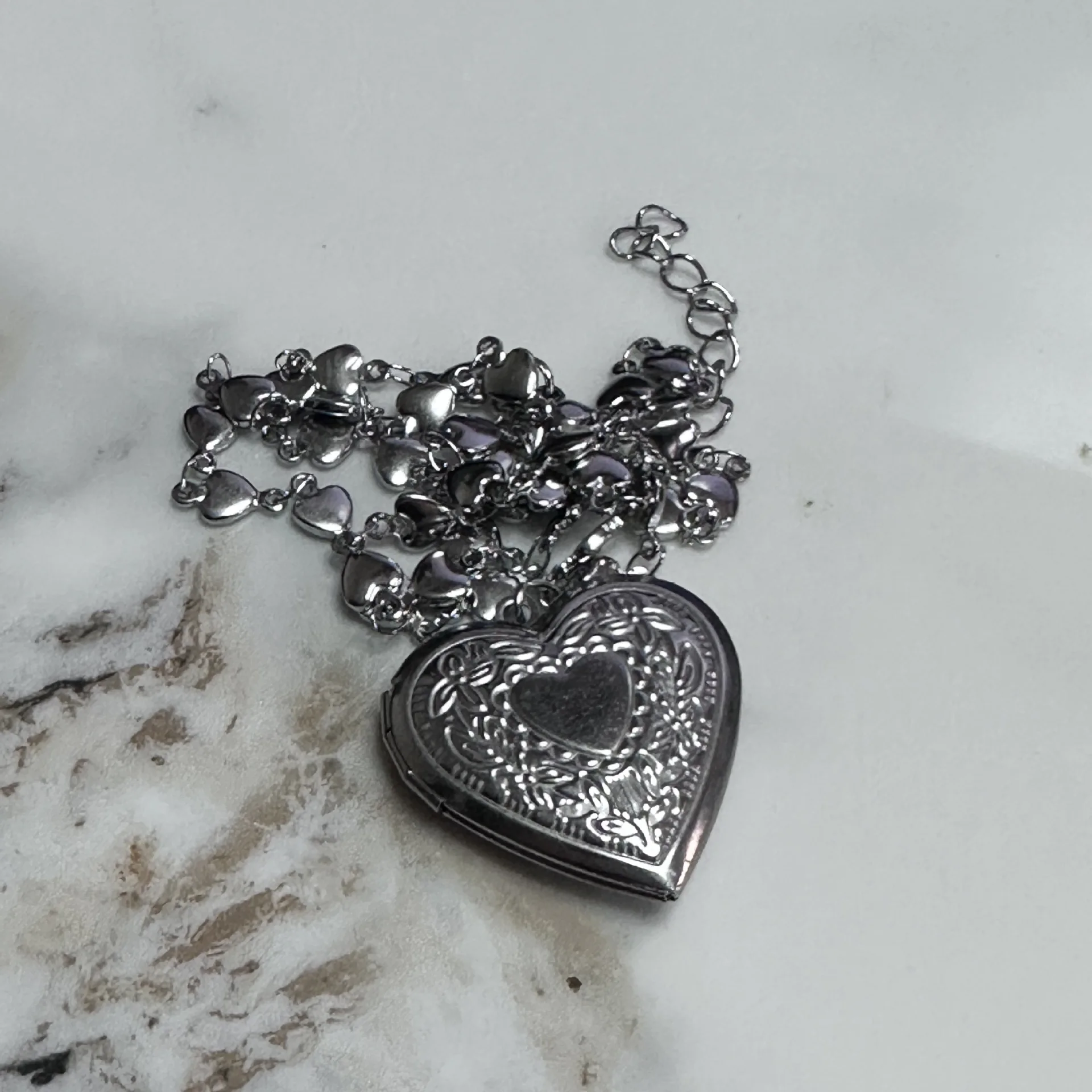 Collana Con Ciondolo Medaglione Ovale In Argento Sterling .925 Stile Antico Personalizzabile Per Donne Con Design Inciso A Foglia E Volute Contiene Due Foto Ricordo Personalizzate Incise