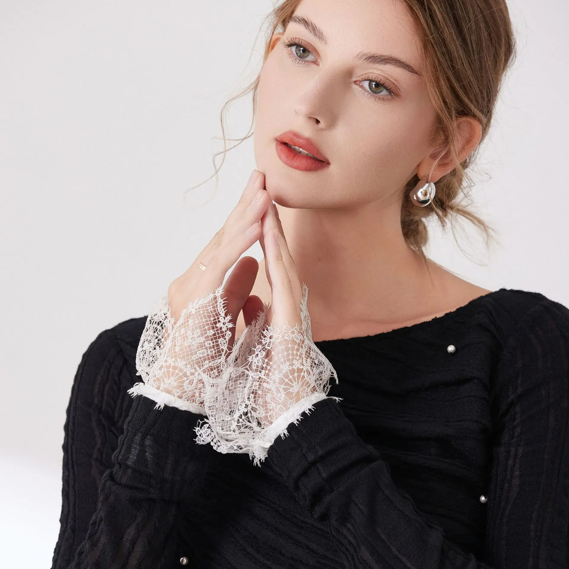 Fashionable And Unique Faux-Sleeve Mist Cream Short-Sleeve Dance Costume With Versatile Faux Cuffs And Tassel Flowers