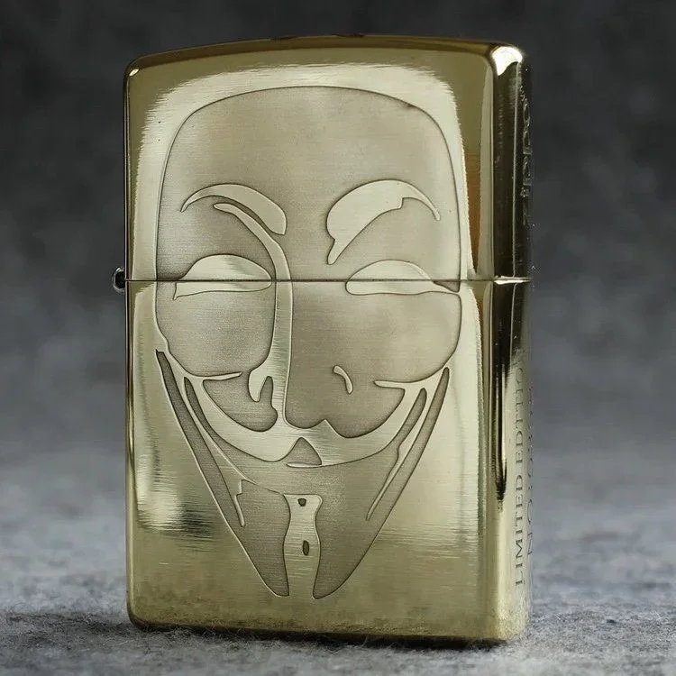 Accendino Zippo Collezione Antivento In Ottone Dorato Vendetta In Scatola