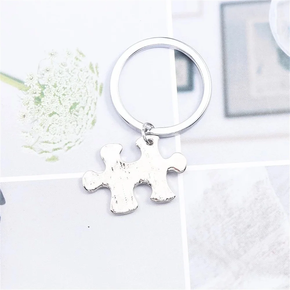 Set di 4 portachiavi BFF con pezzi di puzzle abbinati, iniziali personalizzate e pietre portafortuna - Italia