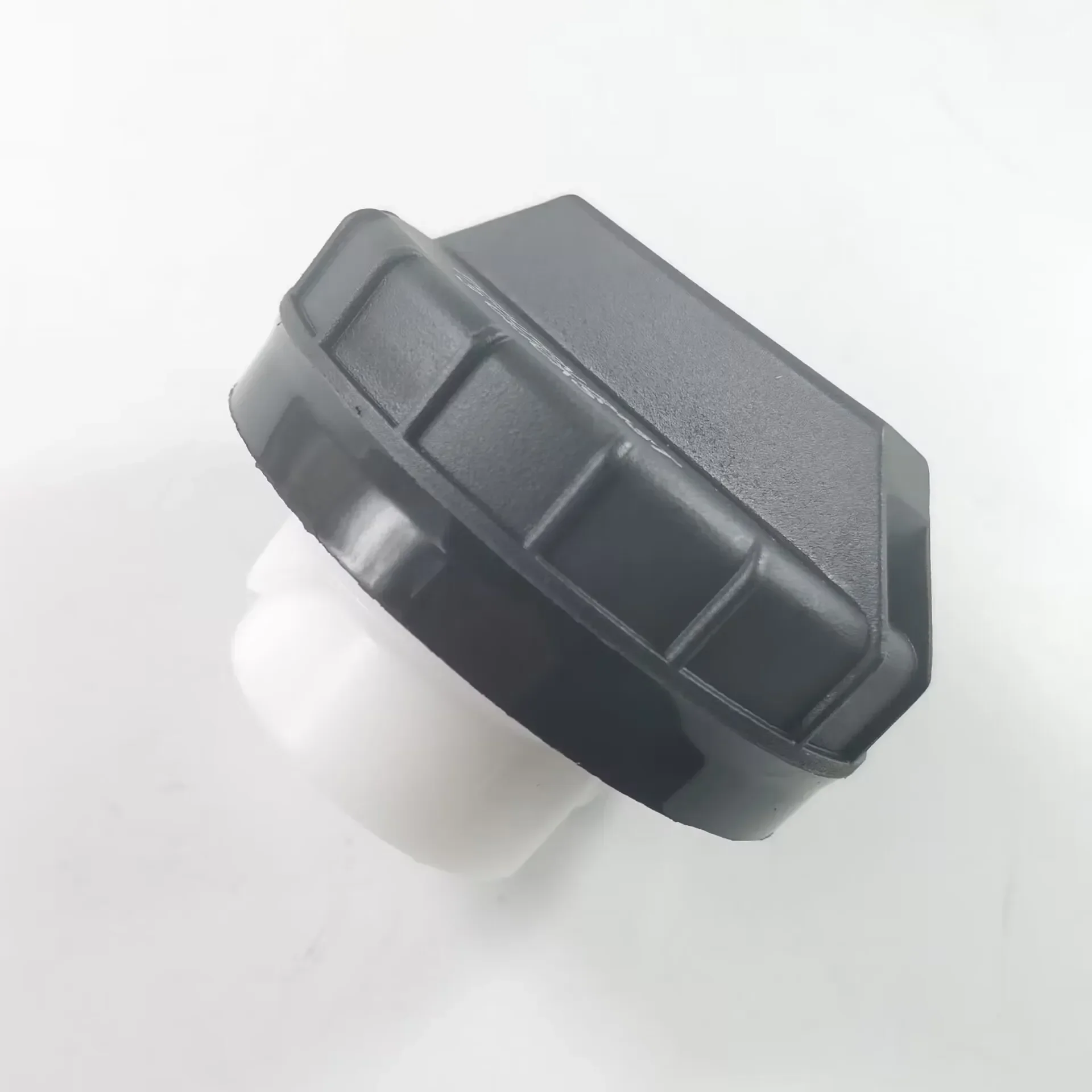 Gas Fuel Tank Cap Gas Fuel Tank Cover Cap Plastic 10838 1644700030 For Jeep Wrangler Compass Grand Cherokee For Nissan Sentra 2012 2013 52102464AA