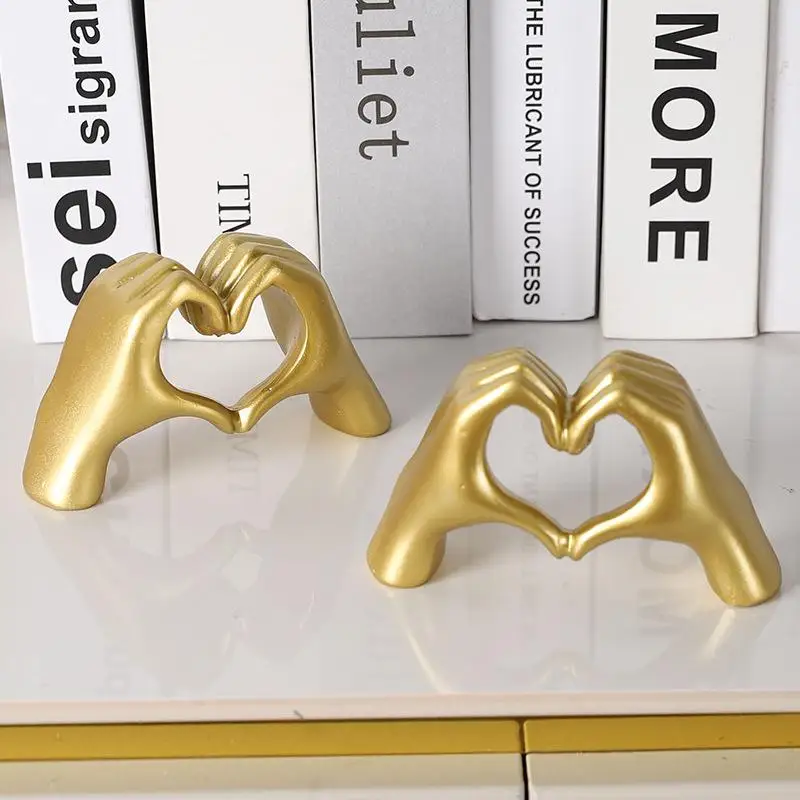 Creative Heart Hand Statue Resin Love Gesture Sculptures Desktop Ornament Bookshelf Decor Living Room Figurines Art Decoration