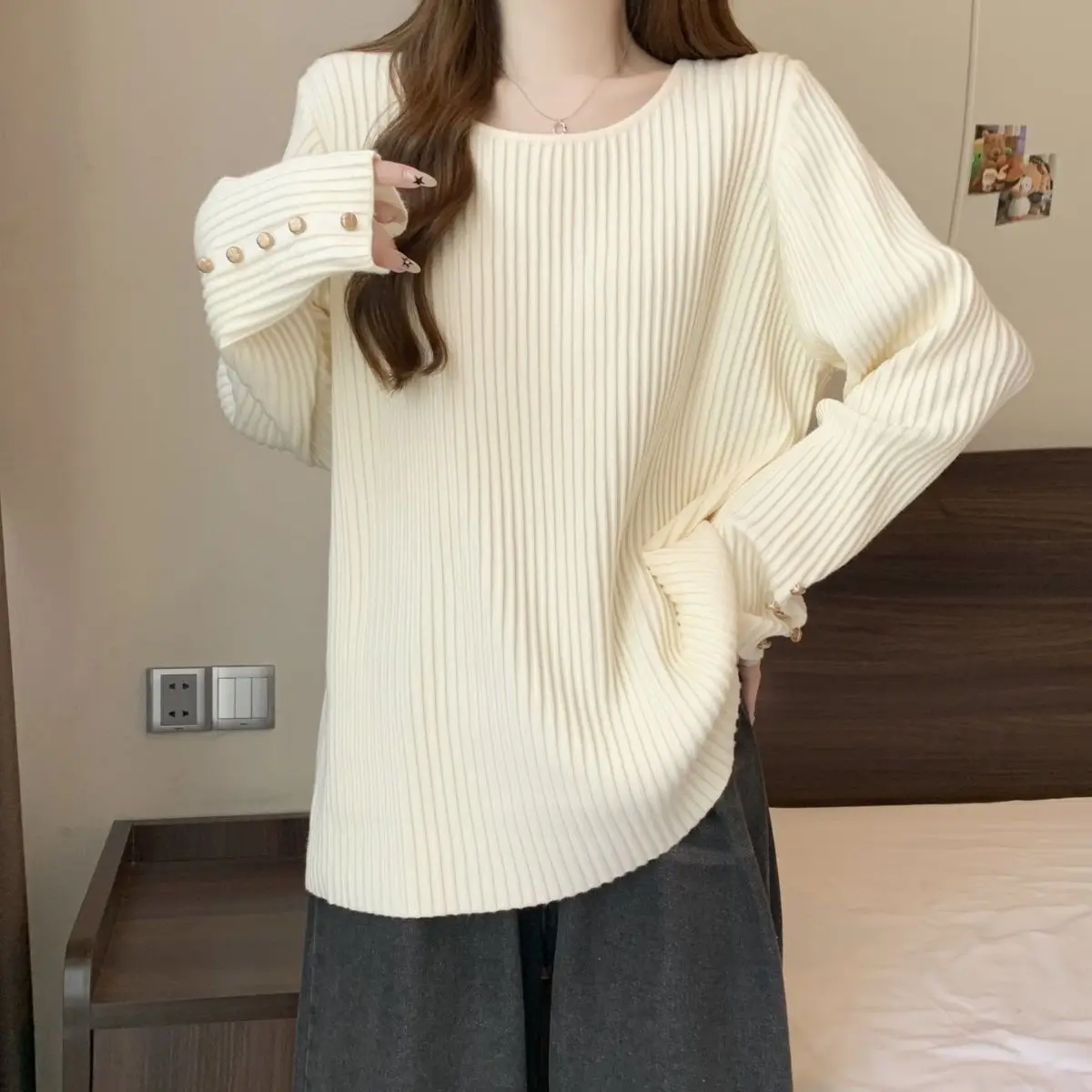 Pit Strip-Basisshirt mit quadratischem Kragen für Damen im Herbst und Winter. Neues, lockeres, schlankes und warmes Innenkleid mit unregelmäßigen langen Ärmeln – Detail 10