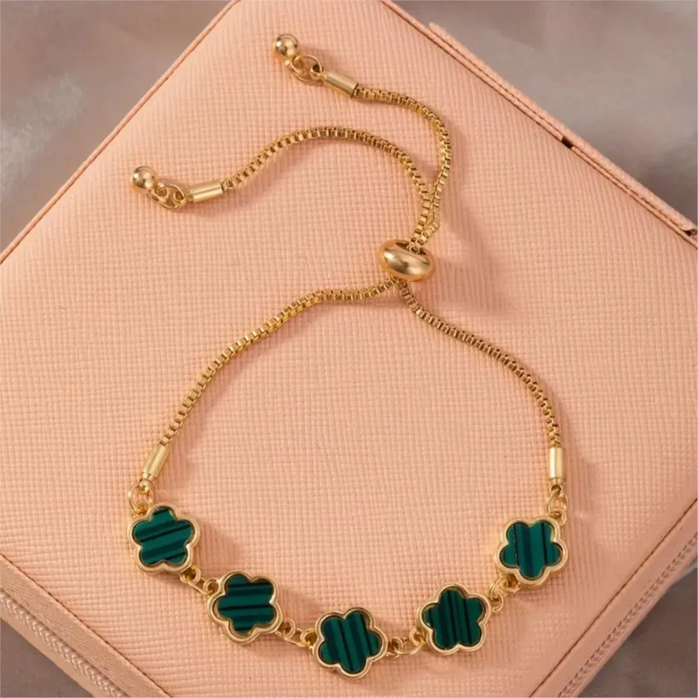 Elegant Adjustable Chic Five Flower Bracelet for Women Vinatge Floral Chain Bracelet Perfect for Casual Attire & Gifting