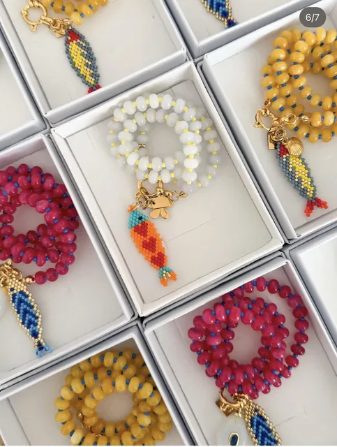 Collier de perles colorées élégant et accrocheur, accessoire de mode estival, style bohème, avec pendentif poisson tricoté à la main 1