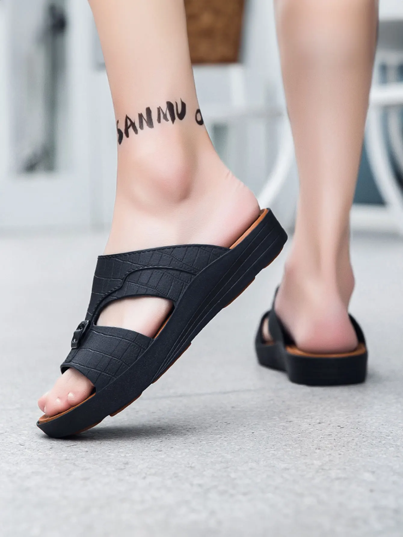 Men's outdoor home slippers men's beach slippers sports and leisure shoes anti slip and wear-resistant leather slippers soft slippers summer slippers anti slip sandals men shoes