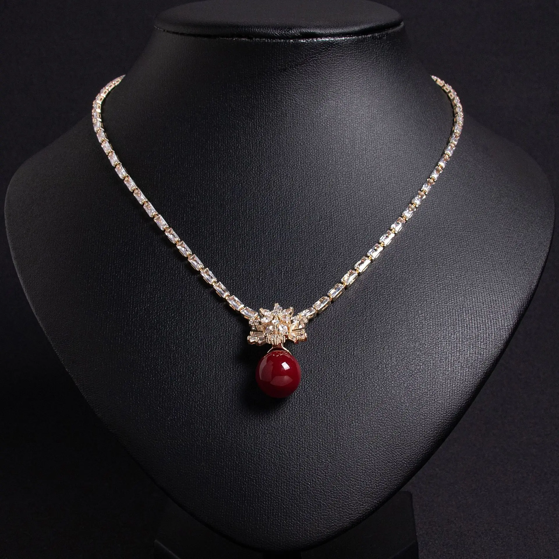 طقم مجوهرات فاخر بحجر خمري متدلٍ