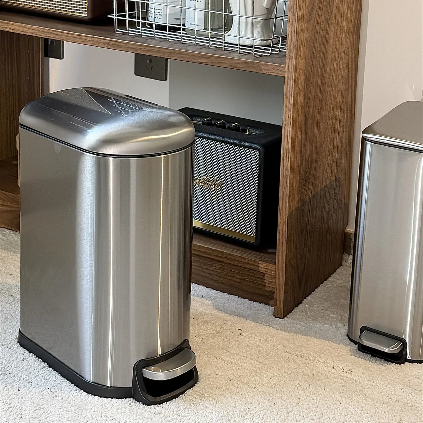 좁은 틈새 스테인리스 스틸 스텝 휴지통 슬림 페달 쓰레기통 (욕실, 주방, 침실 공간 절약형 가정용 쓰레기통)