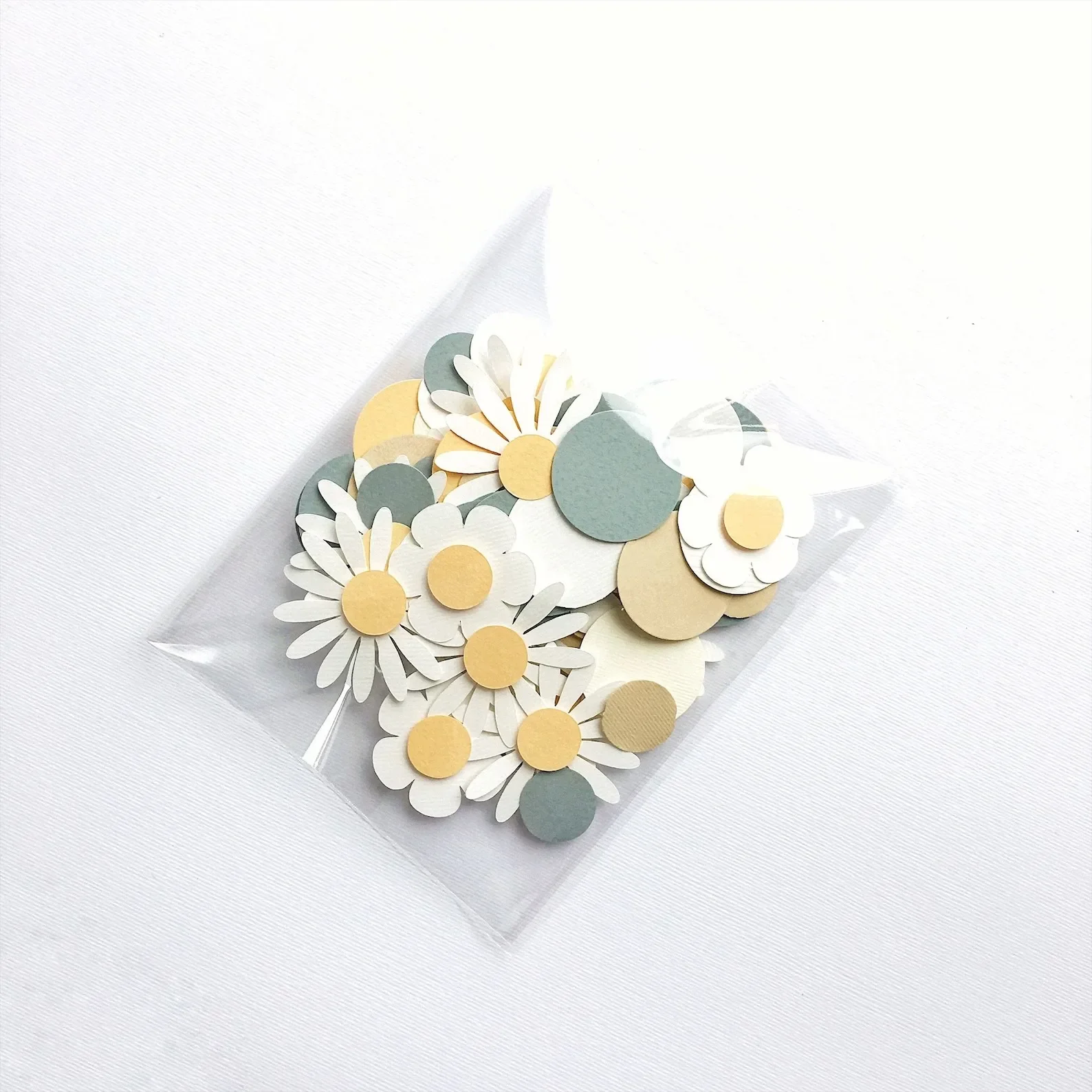 100pcs/Bag Sweet Round Daisy Flower Paper Confetti Wedding Flower Table Scatter Baby Shower Birthday Party Gift Box Decor Supply