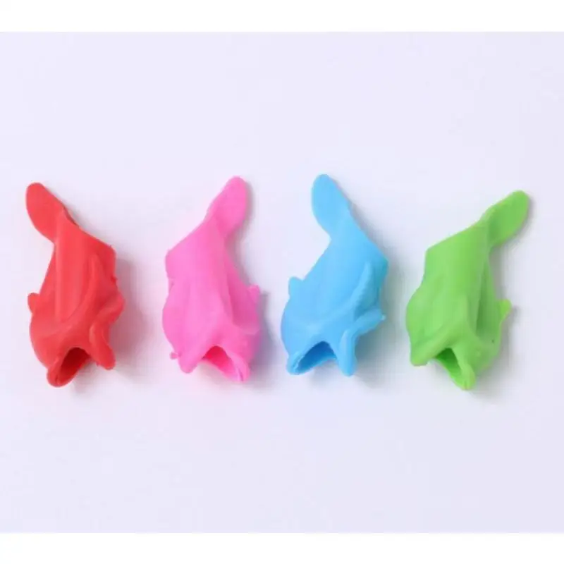 4PCS 학생 쓰기 그립 교정기 어린이 젤 펜 그립 마법의 도구 작은 물고기 실리콘 펜 슬리브 무작위 색상