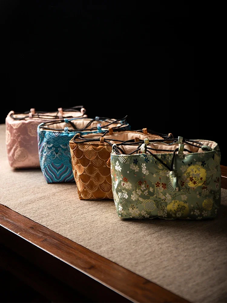 

Чайный сервиз, сумка для хранения, материал для путешествий на открытом воздухе, портативная большая емкость, одна кастрюля, две чашки, парчовый мешок, чайник, китайский стиль