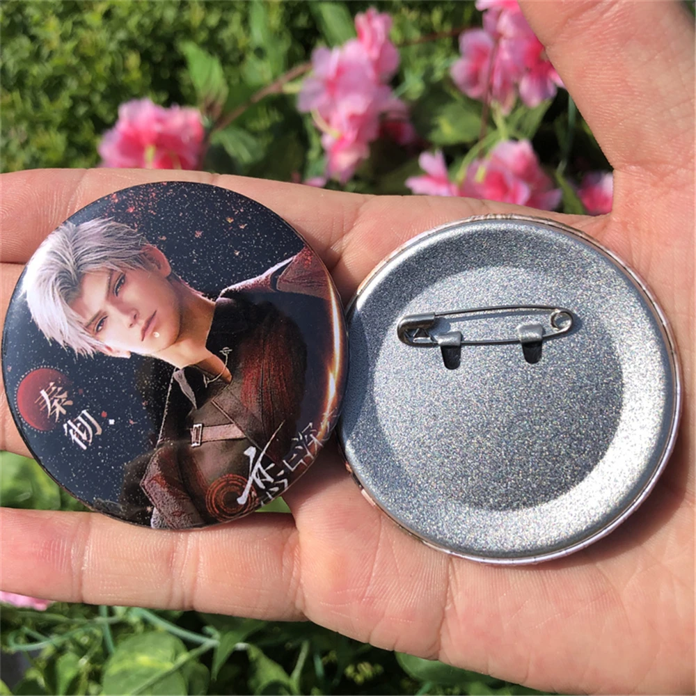 Spiel Anime Liebe und Deep space Qinche Sylus Cosplay Abzeichen Pin Spte Weißblech Brosche Zubehör Prop Weihnachts geschenk – Detail 3