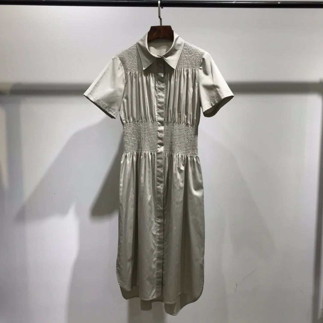 

The shirt dress with the signature silhouette, loosens the waist and brings out the waist line well