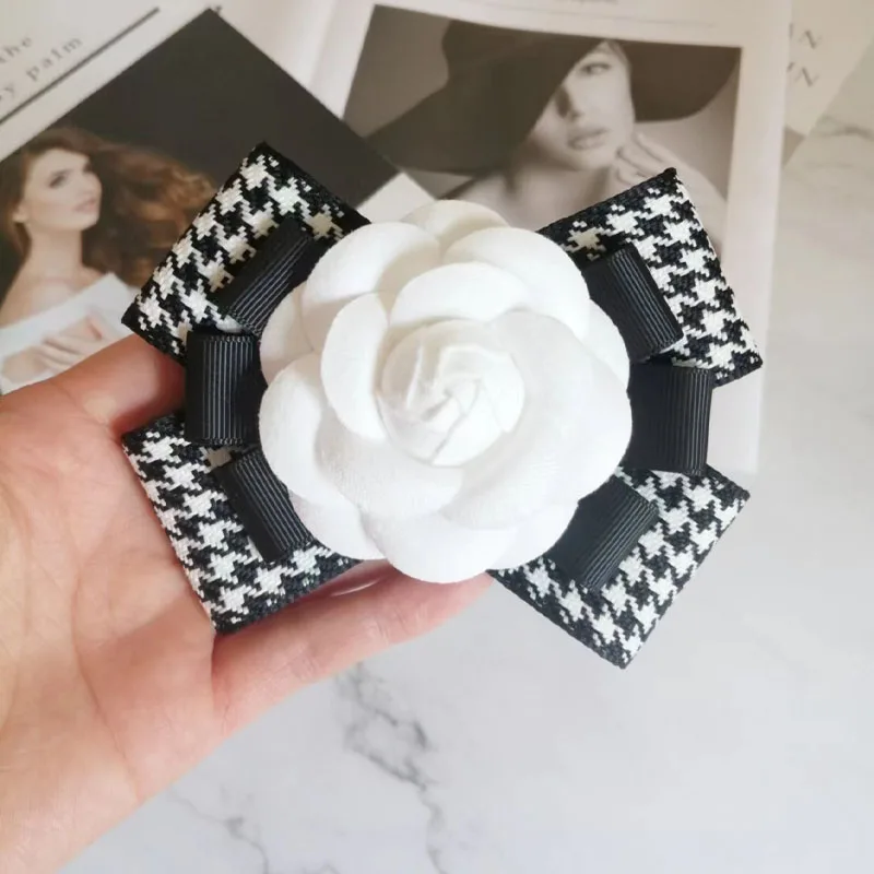 CHANELシャネル  花型ブローチ ブラック×アイボリー チャーム Chanel Camellia Flower Brooch | Silver Camellia Flower