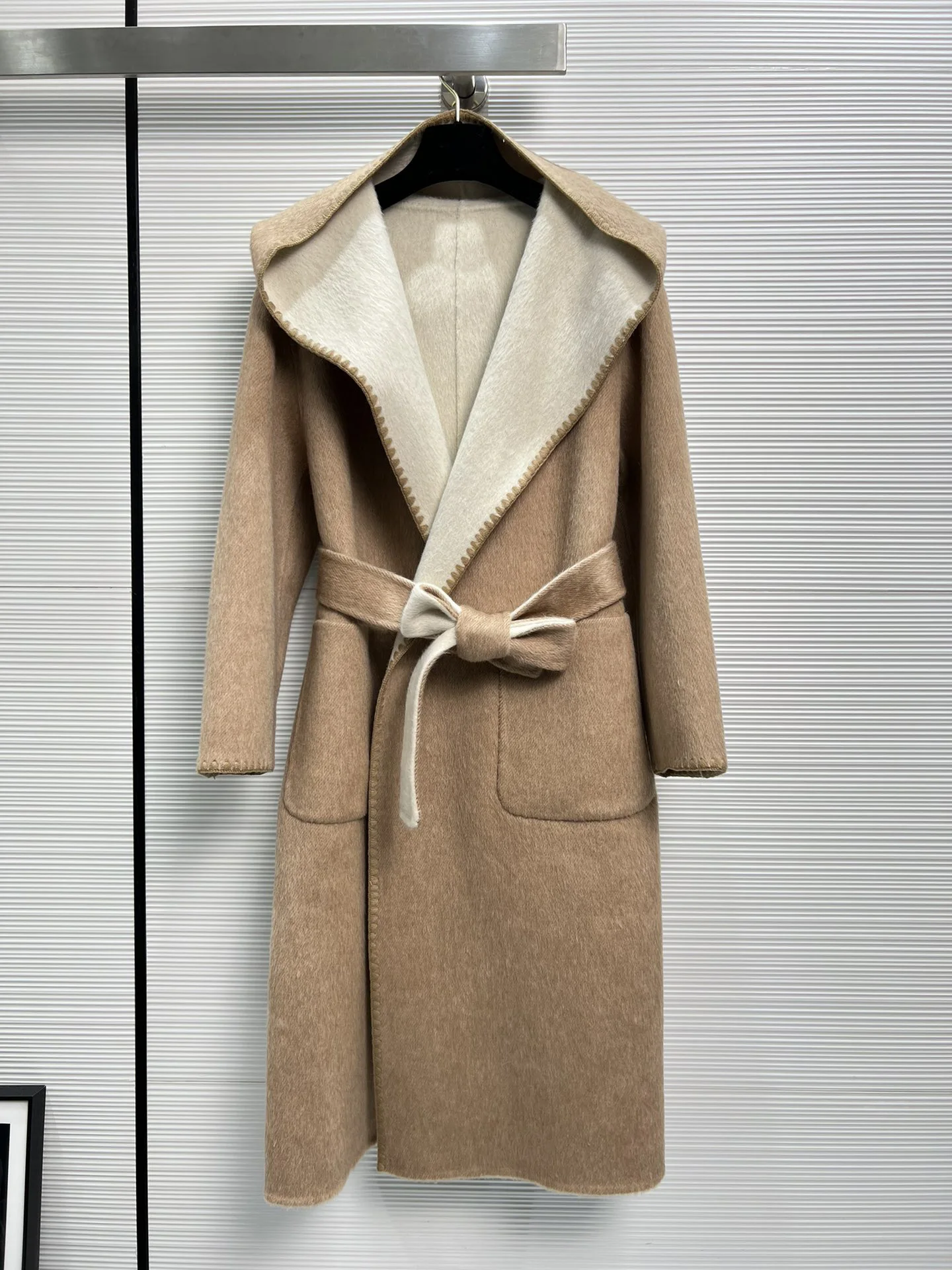 

2023 Autumn and winter new, contrasting color hand-hemmed process hooded double-sided cashmere coat! Reversible!