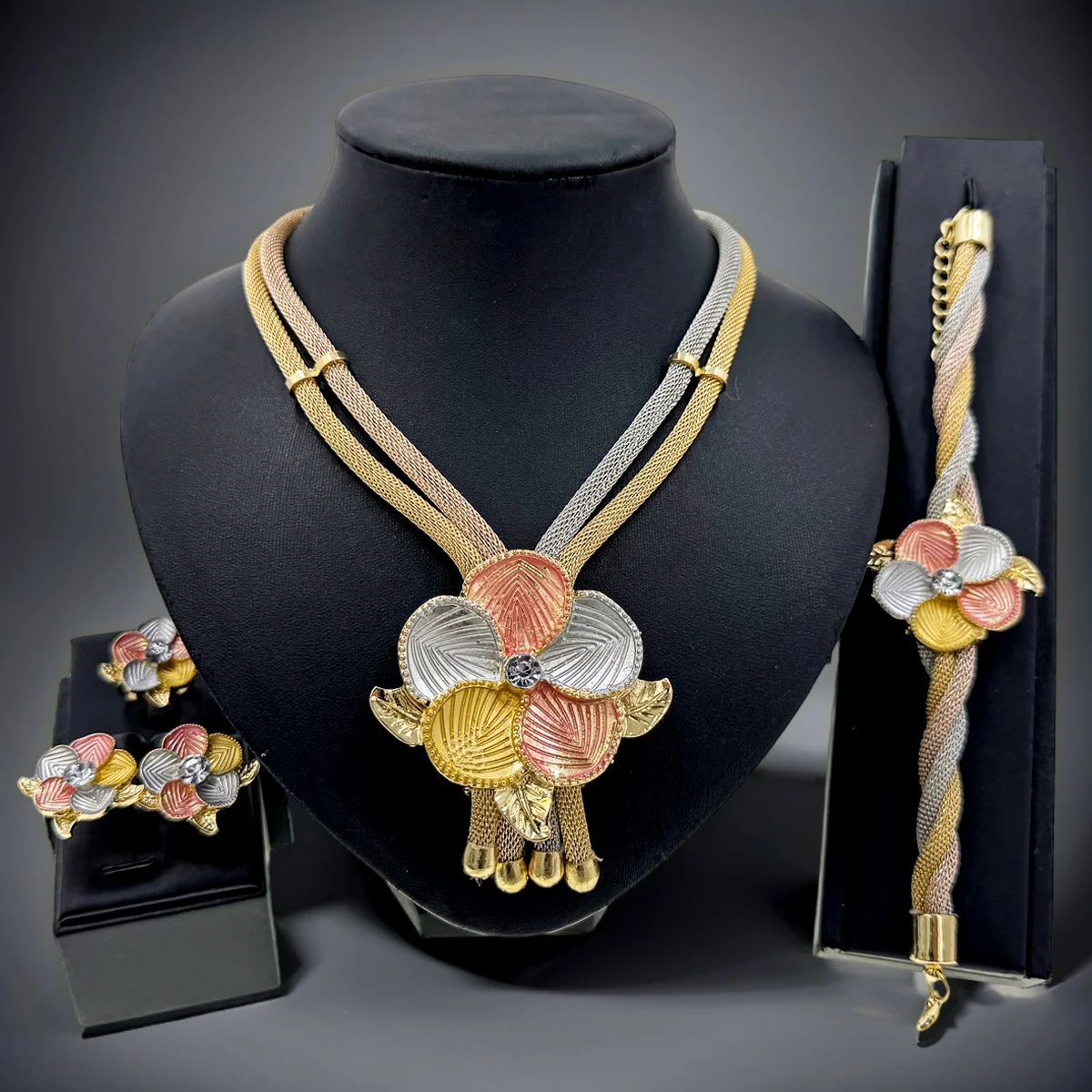 

Комплект из колье, серёг, браслета, кольца и кольца