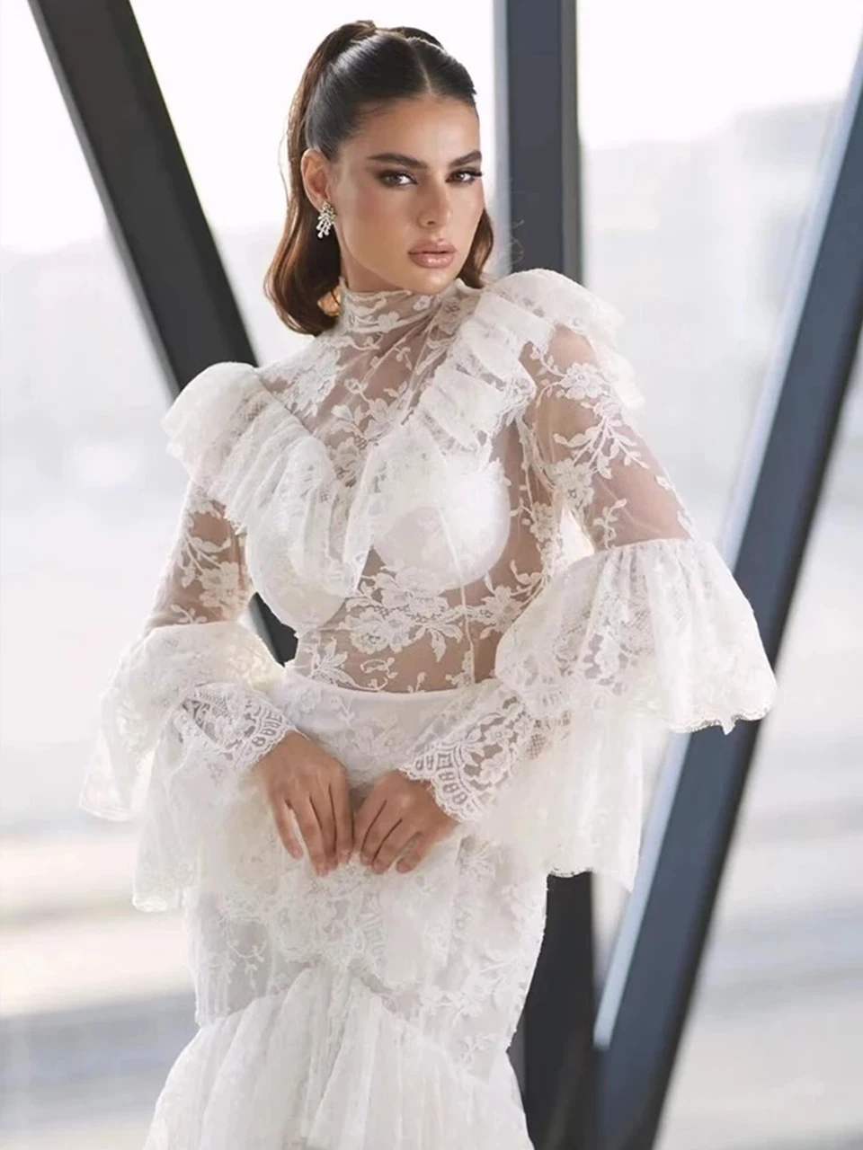 Maßgeschneiderte Elegante Weiße Spitzen-Meerjungfrauenkleider mit Hohem Kragen und Illusions-Design, Lange Ärmel, Abendkleider 2026, Glockenärmel-Partykleider – Detail 7