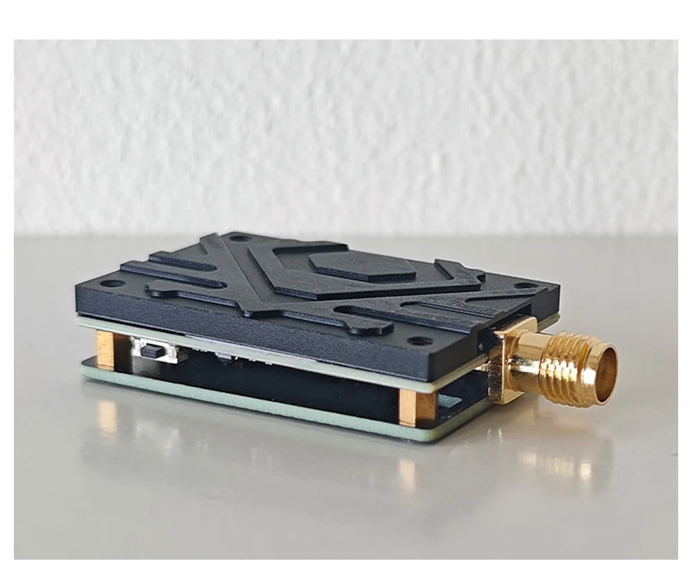 Détail du dissipateur thermique et du port micro-USB sur le module émetteur vidéo 5.8GHz 80 canaux