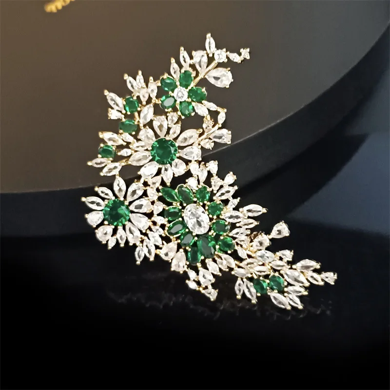 

Advanced Exquisite Geometry White Green Zircon Flower Brooch Copper Gold-plated Plant Flowers Overcoat Clothing Corsage Pin