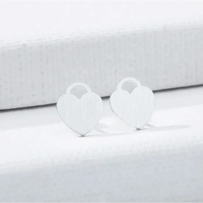 

Женские серьги-гвоздики в форме сердца