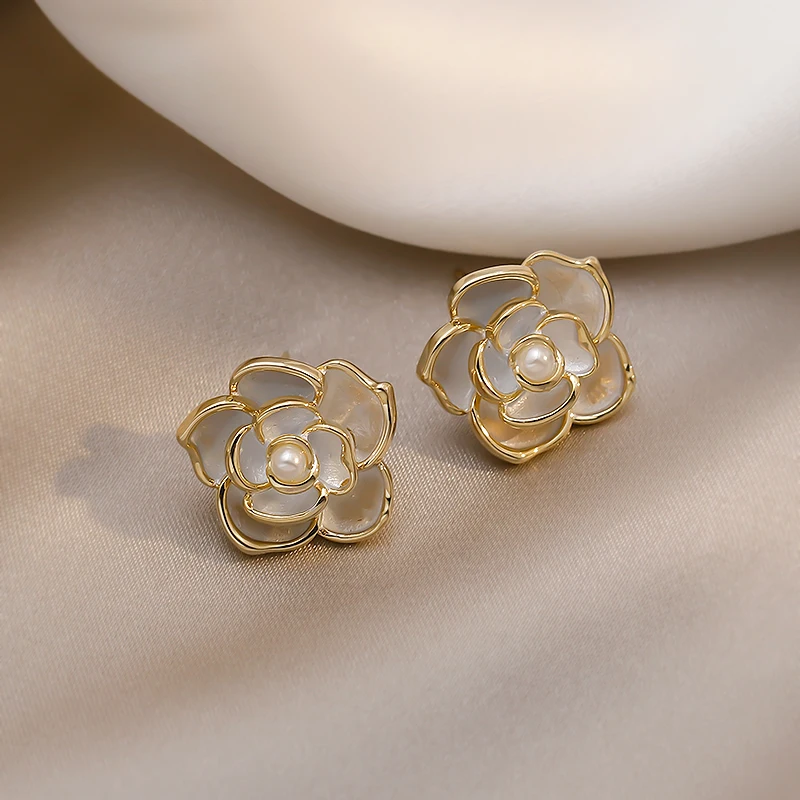Französische romantische elegante weiße Emaille-Blütenblatt-Ohrringe in Blumenform, 2025, neuer Schmuck, süße Accessoires für Damen-Luxusschmuck – Detail 7