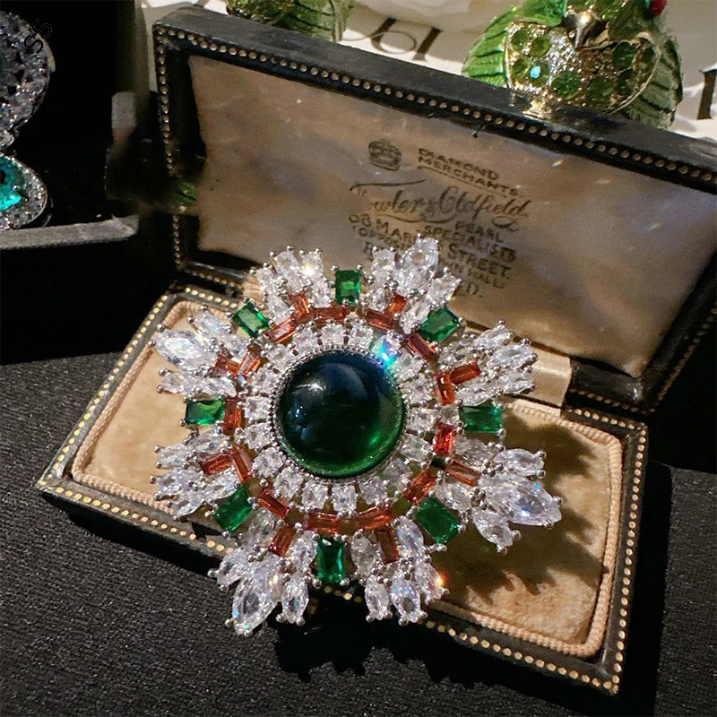 

Fine Jewelry Supplies Retro Vintage 18 Karat Gold Plated Malachite Green Zircon Brooches for Female Garment Decoration Elegant
