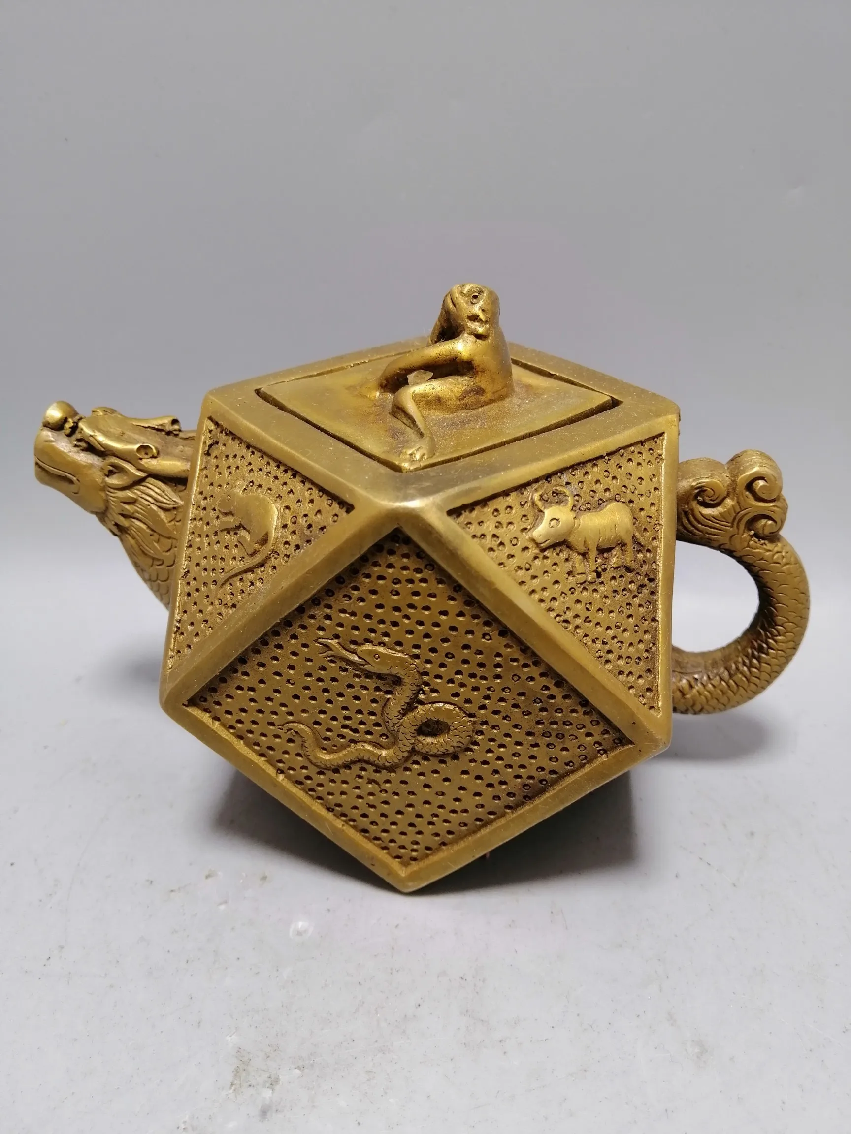 

Antique Collection Brass Zodiac Teapot Decorations Exquisite Workmanship