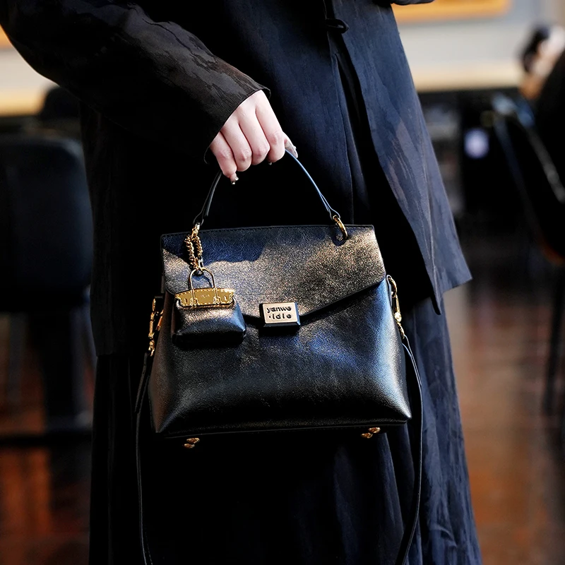 حقيبة نسائية فاخرة وخفيفة الوزن، بتصميم عصري وعملي...