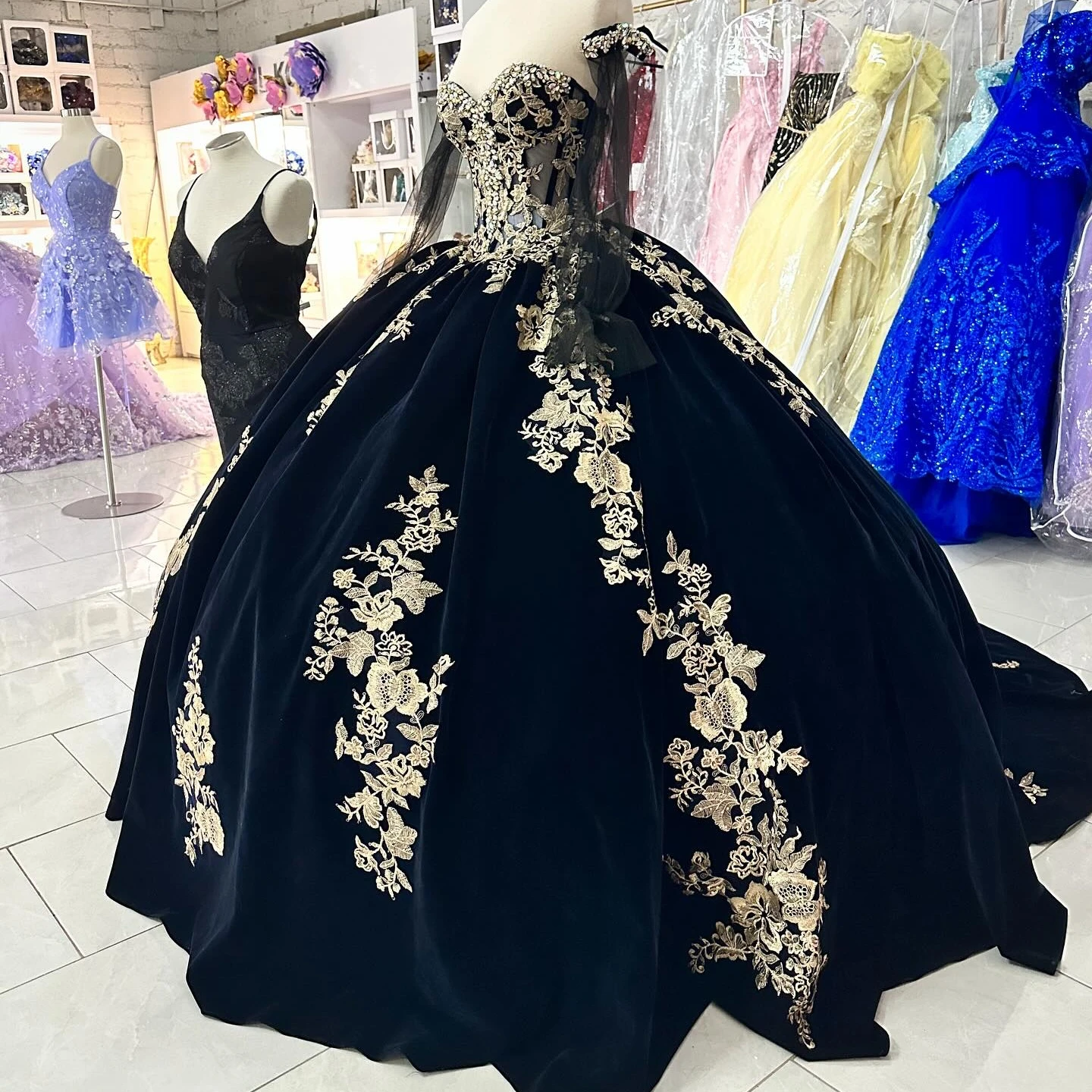 

Embroidered Velvet Quinceanera Dress 2024 Detachable Tulle Sleeves Gold Floral Quince Ballgown Corset Sweet 16 Birthday Party