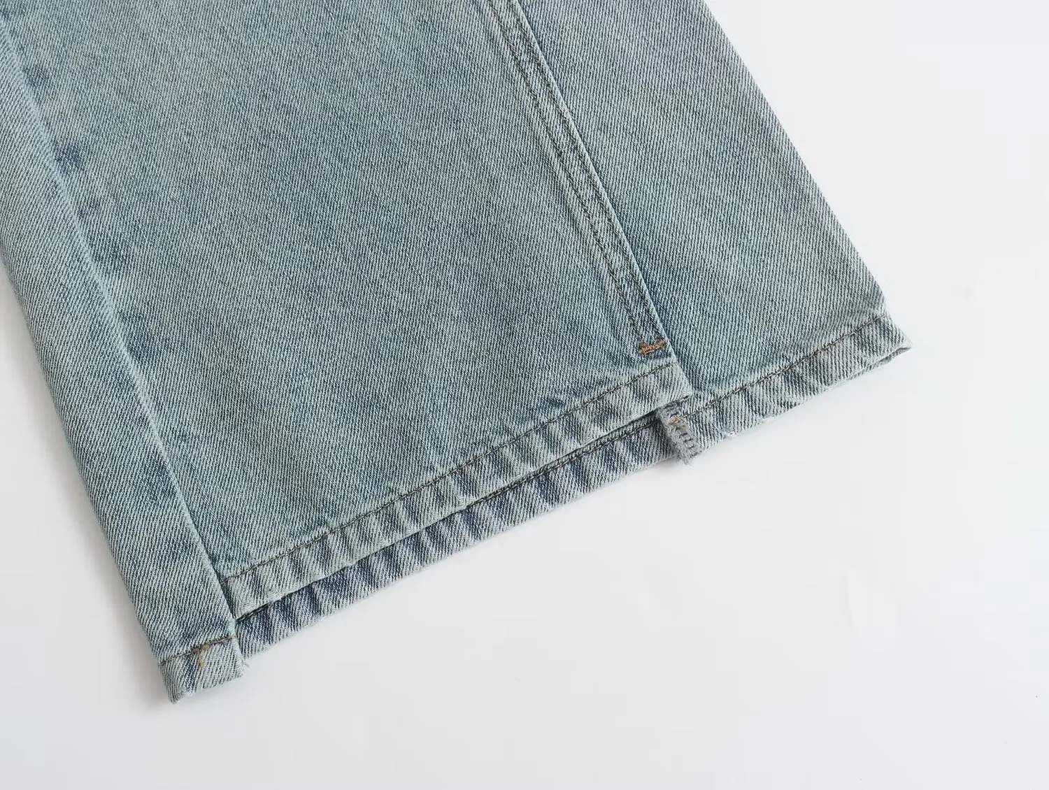 Рисунок 6 - Джинсы женские винтажные с широкими штанинами