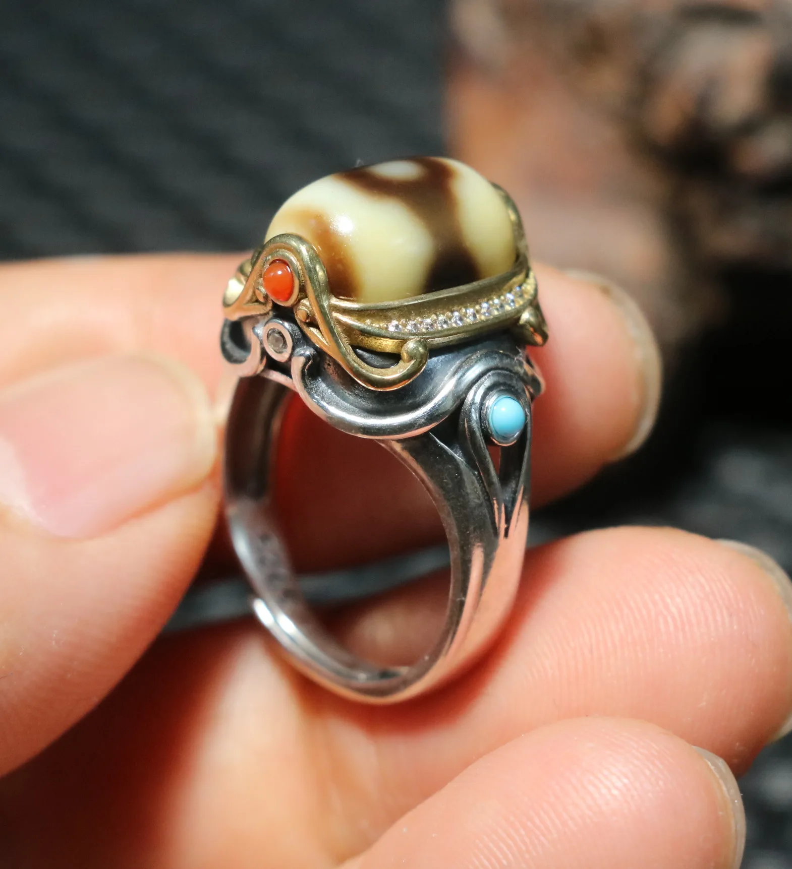 

Treasure Unique Energy Tibetan Old Agate Honest 3 Eyed dZi Bead S925 Silver Inlaid Finger Ring R Timestown UPD0205A