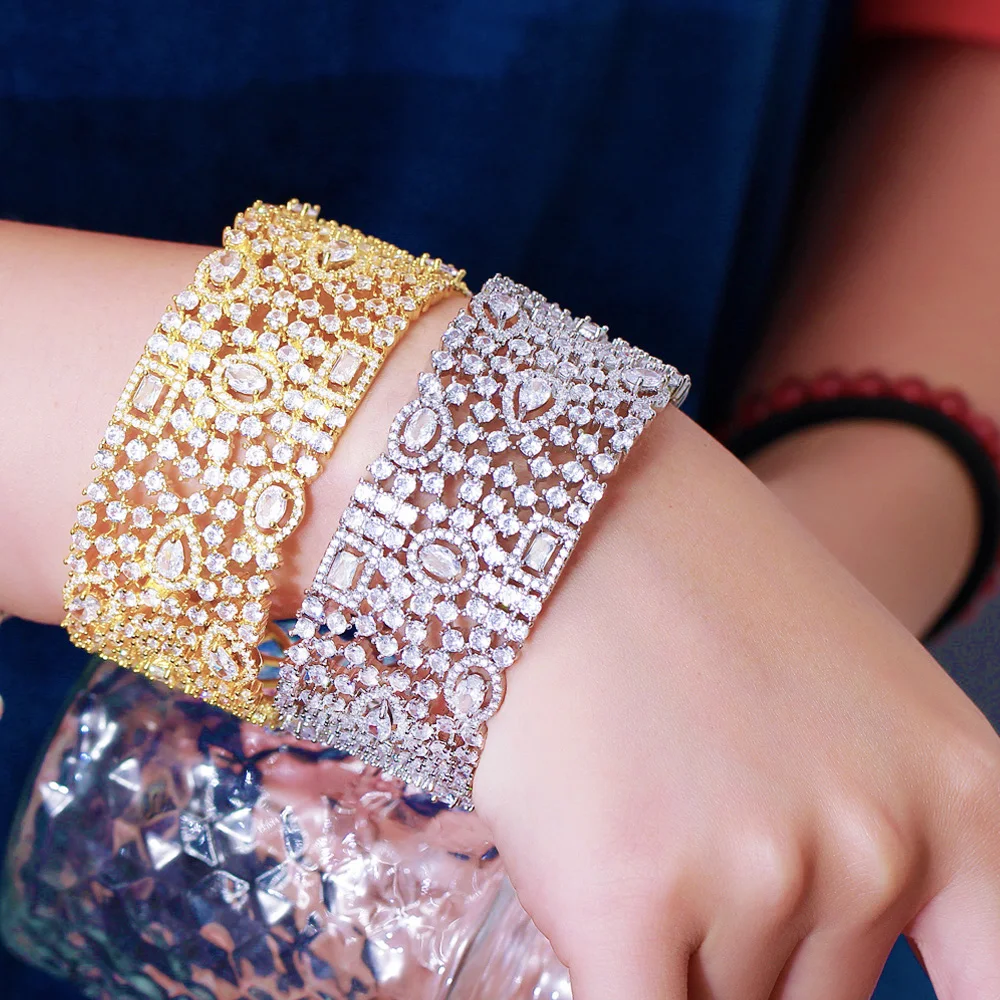 Pera Luxury Dubai Gold Color Shiny Cubic Zirconia Large Wide Open Cuff Bangle for Women Statement Hand Wear Banquet Jewelry Z084