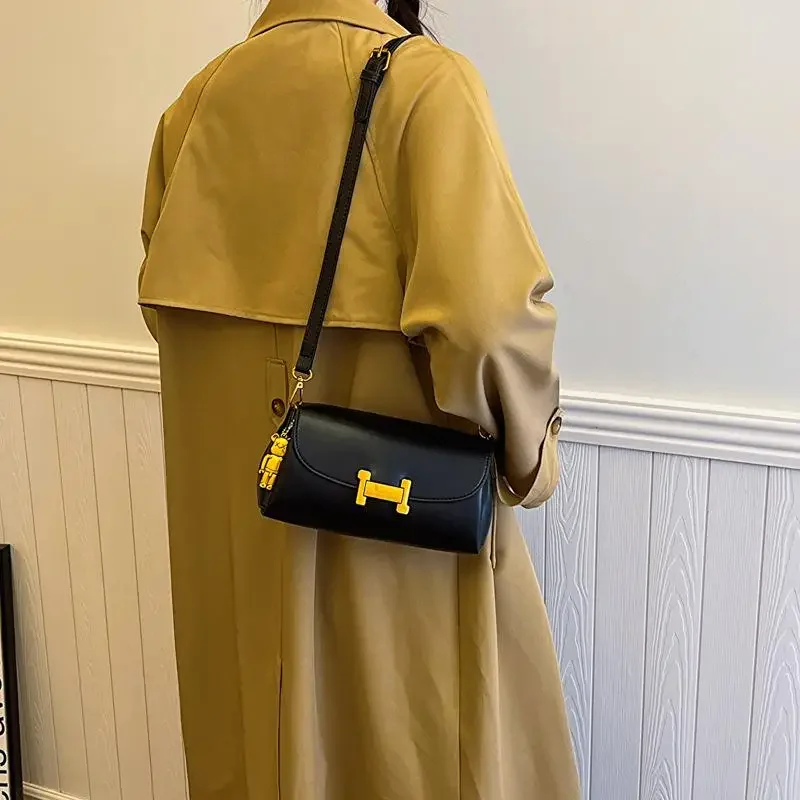 حقيبة كروس بودي بتصميم كلاسيكي فاخر للمرأة، تتميز...