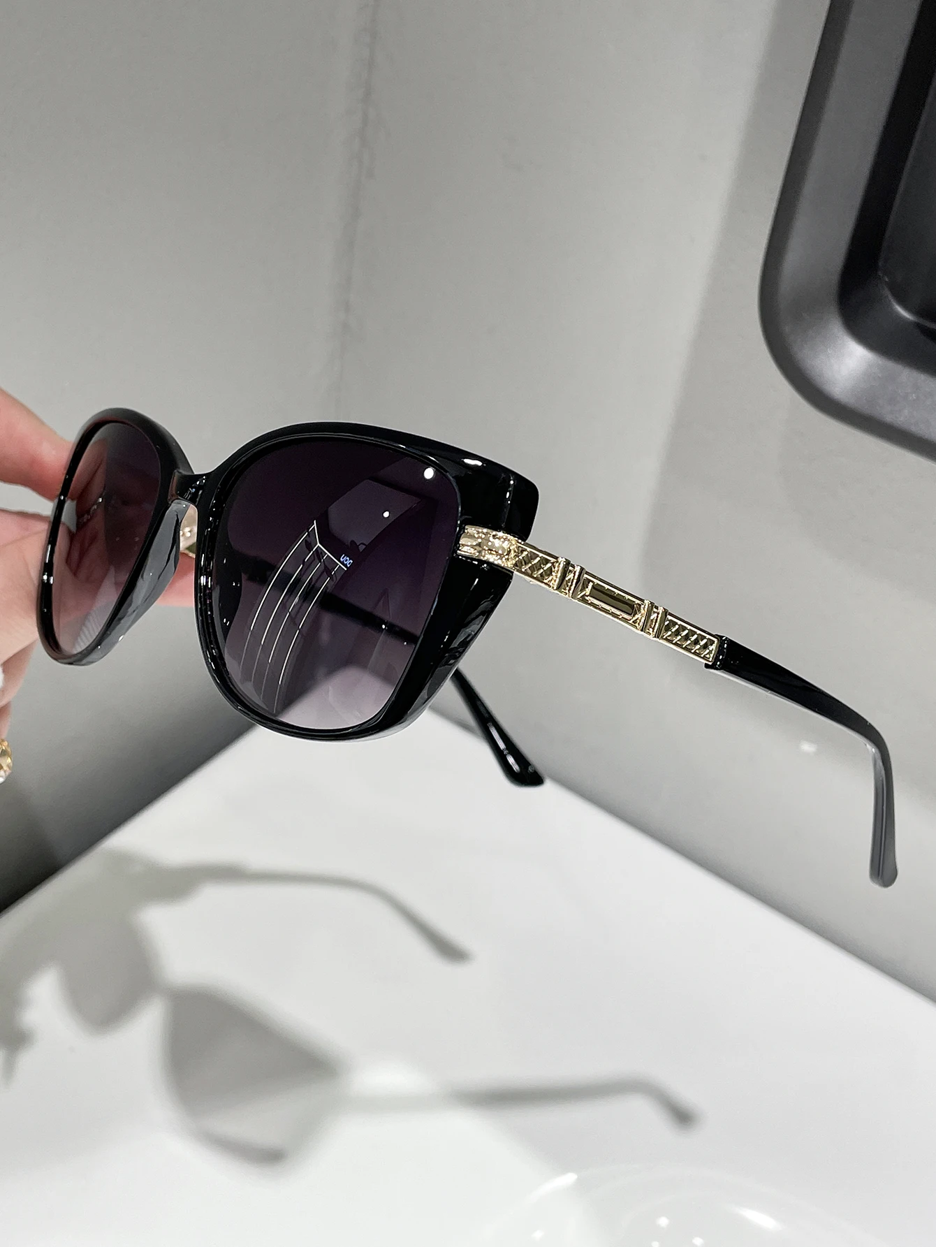 Unisex Fashion Cat Eye Glasses with Unique Arm Design