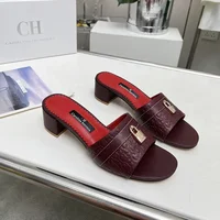 Sandales mules de luxe pour femmes, noires et rouges, marque CH, dessus en cuir gaufré, boucle à fermoir métallique, talon bloc, pour un usage quotidien 3