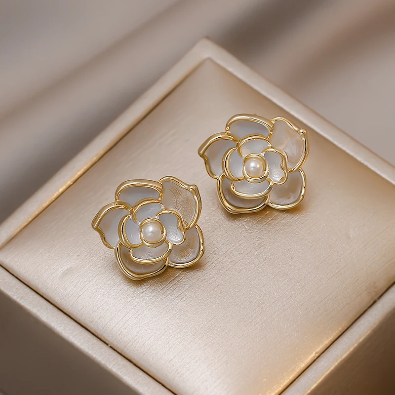 Französische romantische elegante weiße Emaille-Blütenblatt-Ohrringe in Blumenform, 2025, neuer Schmuck, süße Accessoires für Damen-Luxusschmuck – Detail 9