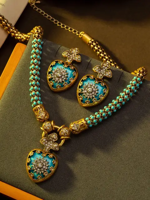 1 ensemble de collier et boucles d'oreilles vintage en forme de cœur bleu avec fleurs incrustées de strass, adaptés à un usage quotidien, aux cadeaux et aux accessoires de fête dansante pour femmes 1