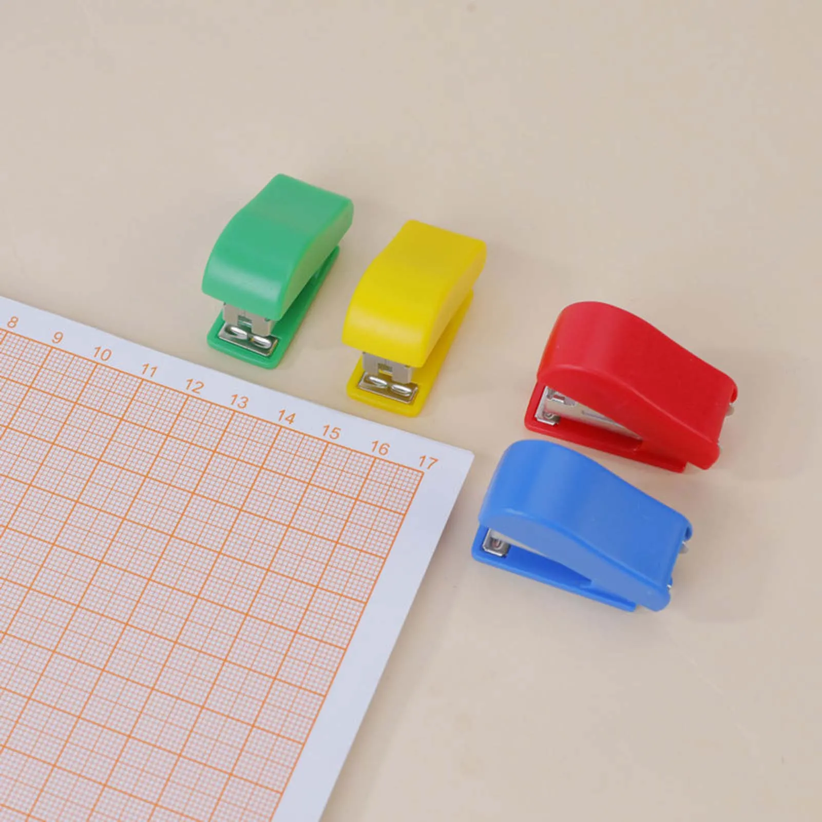 소형 학생용 학교 스테이플러 소형 사이즈 & 대용량 휴대하기 쉬운 문구류 어린이, 동료, 친구 선물용으로 적합