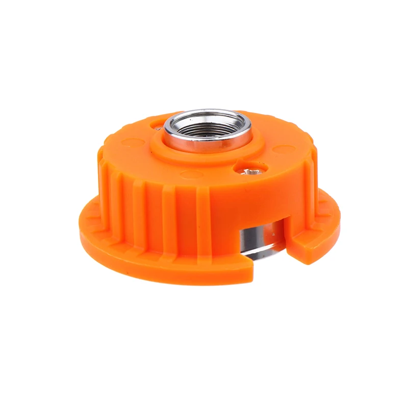 Gros plan sur l'adaptateur de bouteille de gaz pour camping, filetage orange en cuivre et aluminium