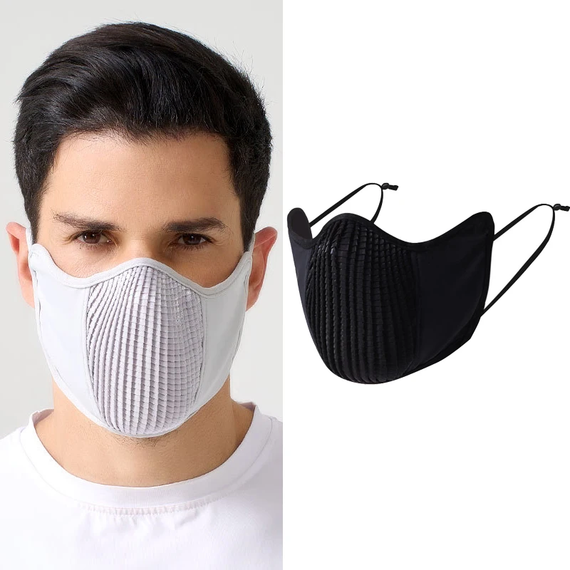 Premier plan du masque de protection solaire UPF50+ noir et gris, avec des détails sur le tissu respirant et la boucle d'oreille.