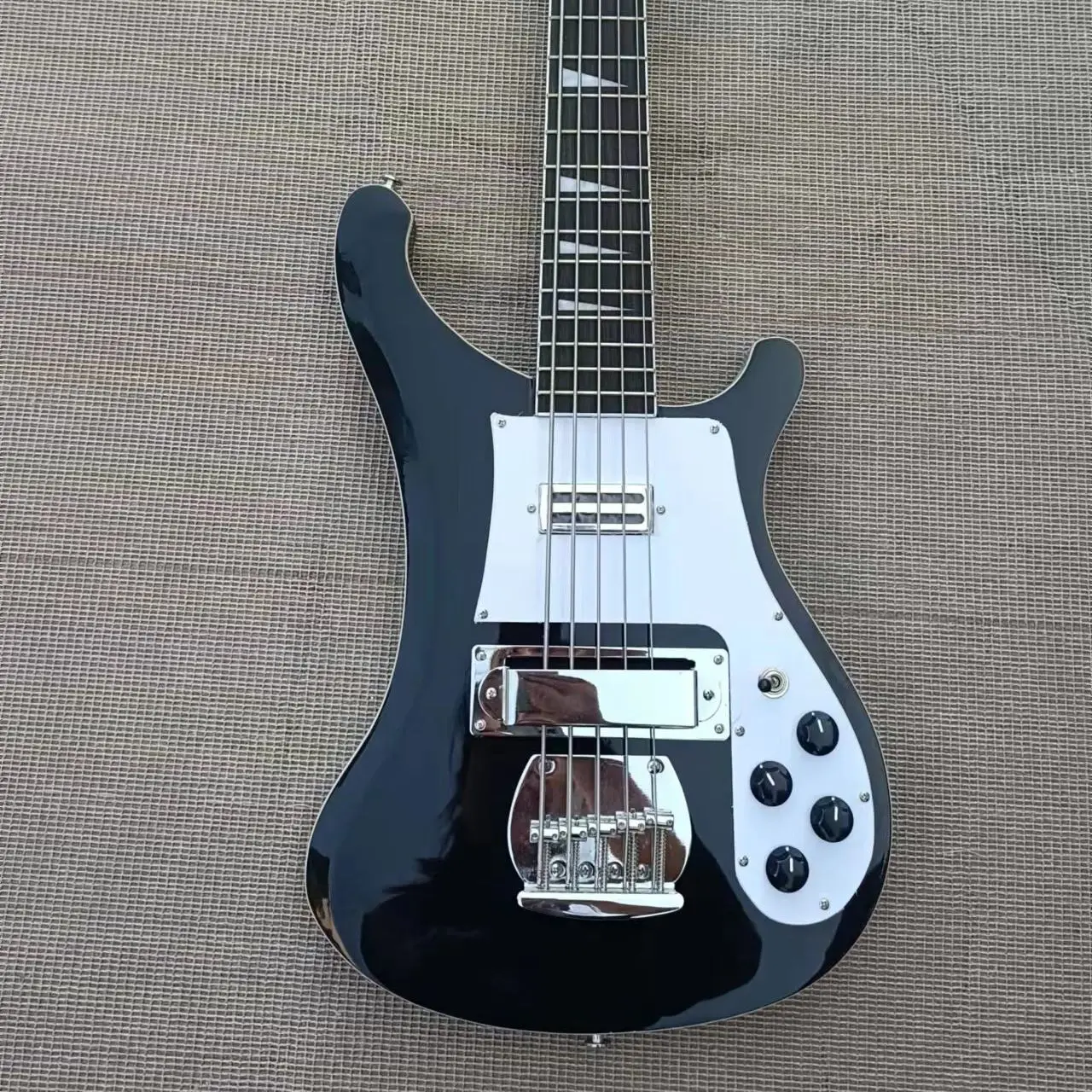 

5-string black electric bass, high gloss, shipping pictures, customizable, free delivery to home