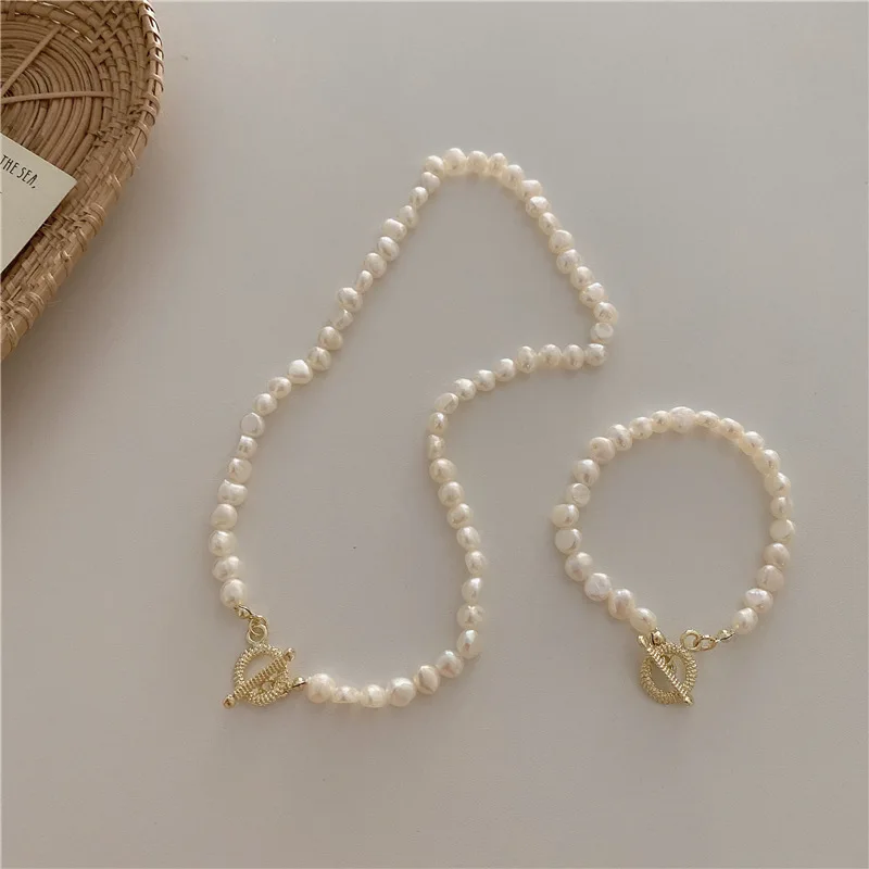 ALLNEWME Retro Natural Freshwater Pearl Chokers Necklace for Women Gold Copper Toggle Clasp Circle Pendant Necklaces Accessories