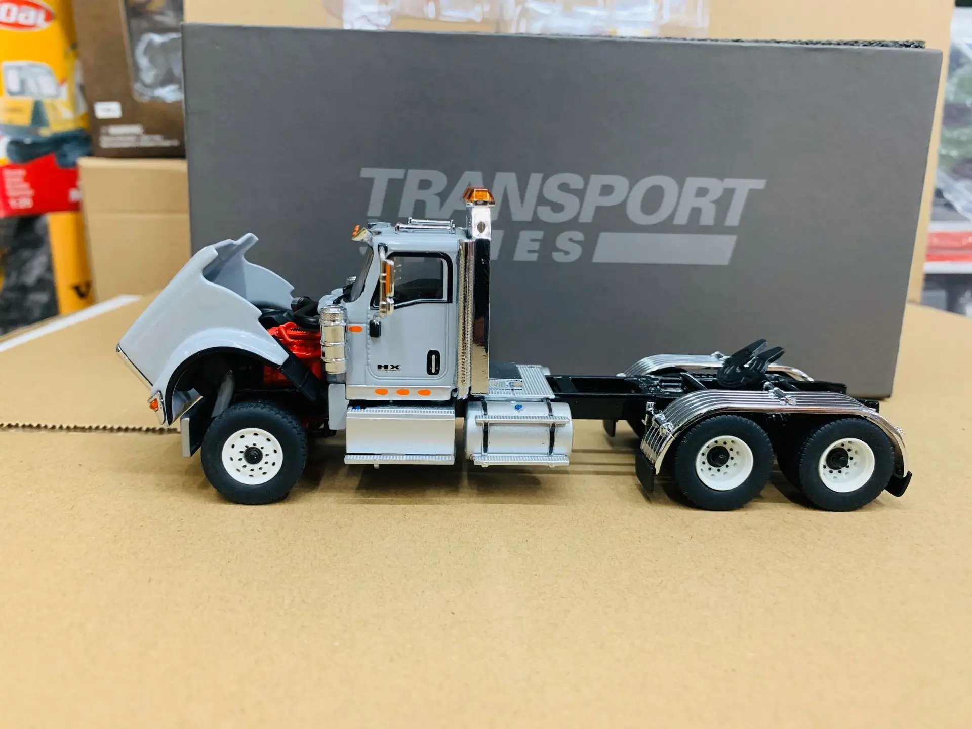 INTERNATIONAL HX520 DAY CAB TANDEM TRACTOR GREY 1:50 DIECAST MASTERS 71005 NEW