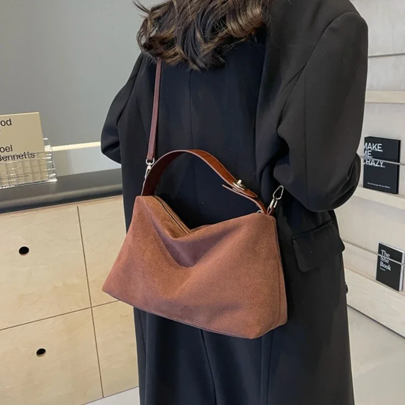 Advanced Retro Bag for Women's 2026 New Textured Frosted Shoulder Bag with Large Capacity Crossbody Commuting Tote Bag