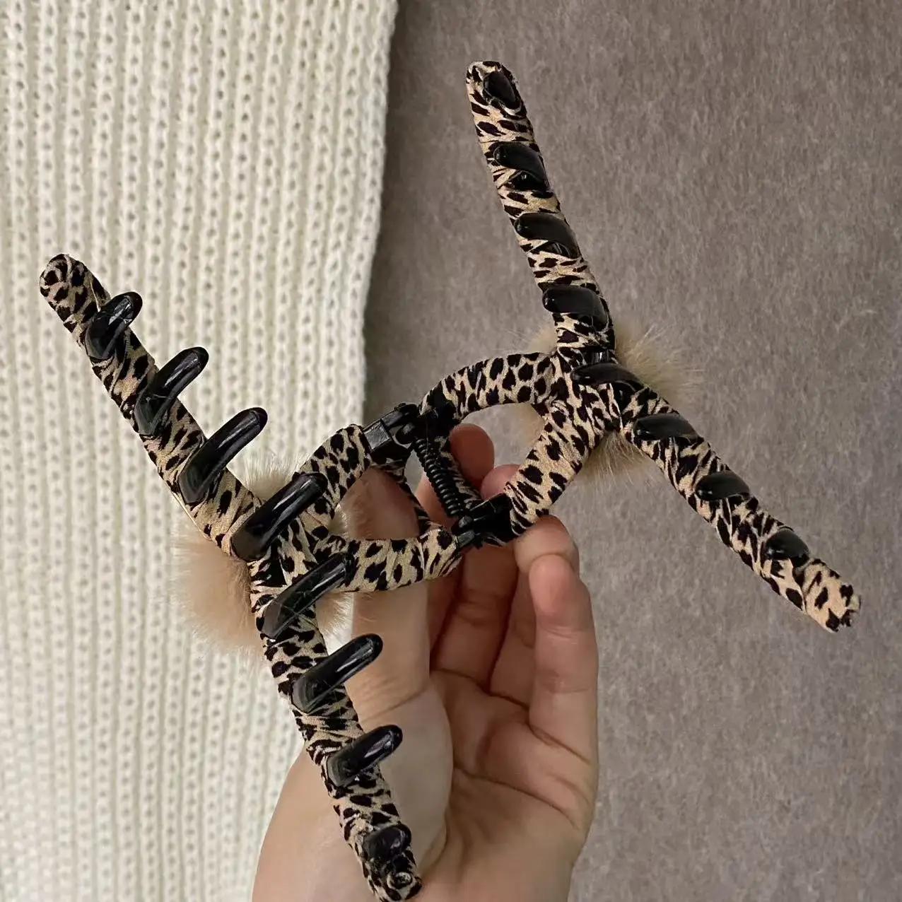 1PC Leopard Print Hair Claw Clip, Furry Pom, Large Non - Slip Hair Clip For Women, Trendy Y2K Hair Accessories For Daily Wear