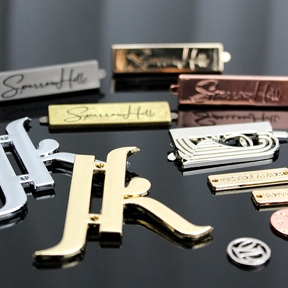 Etichetta in metallo con LOGO inciso 3D personalizzato per abbigliamento etichetta decorativa per cucire lettera argento dorato per accessori per abbigliamento borsa