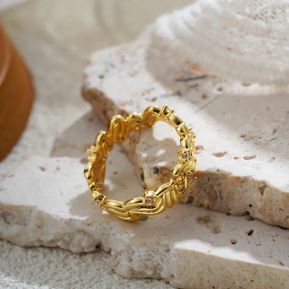 Vintage Aesthetics Twisted Round Circle Wedding Ring for Women Personality Senior Minimalist 18K Gold Plated Zircon Ring Bijoux